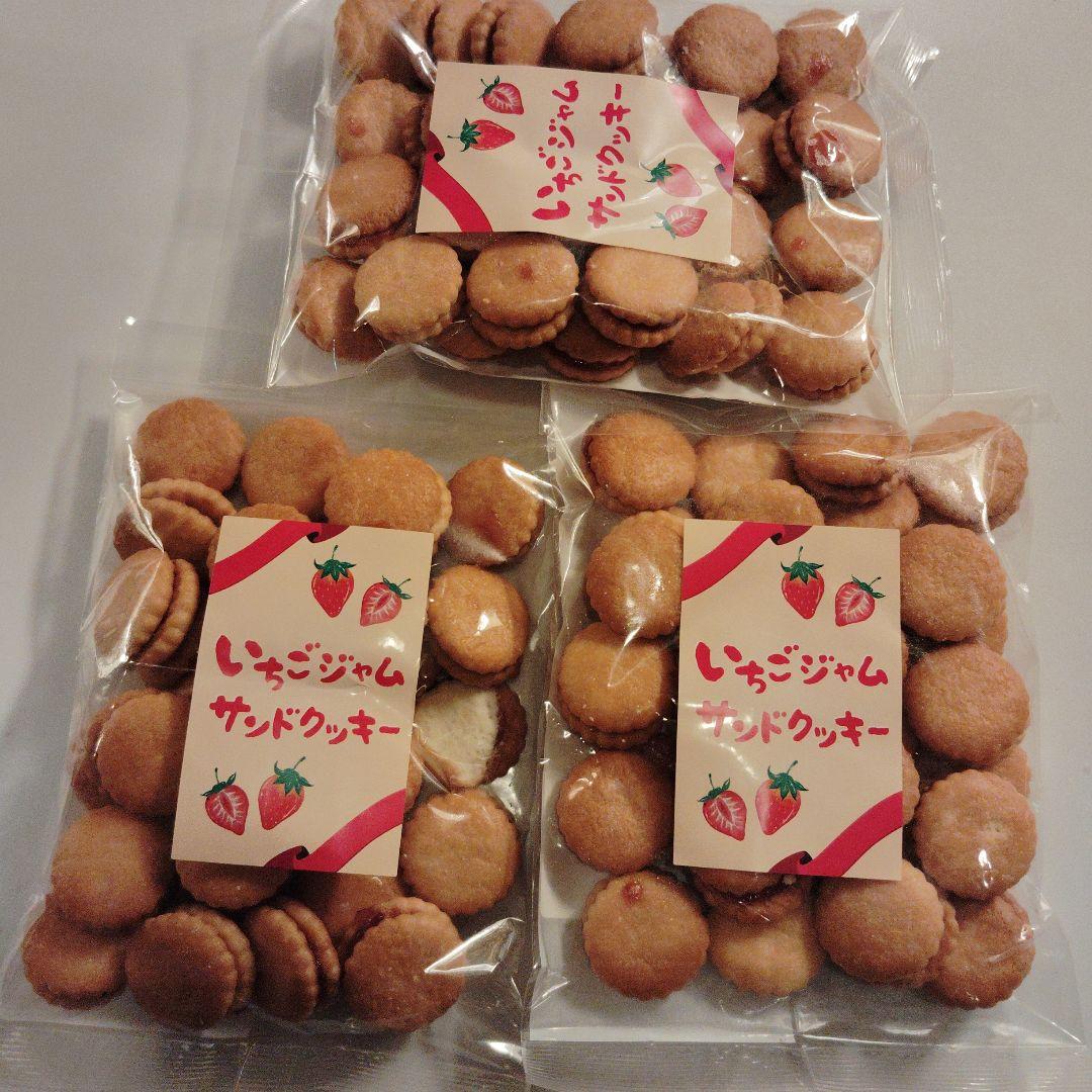 雪だるまのジャムサンドクッキー☃️🍓, 今回はいちごジャムをたっぷり挟んださっくりジャムサンドクッキーです!,雪だるまの型がなくてもお手軽に出来ちゃうよ🫶, さらにお箸で一周穴をあけてみたら可愛すぎた🥹💞, とっても美味しいのでぜひ作ってみてね‼︎🧸,▫︎下準備▫︎, ・オーブンを170度に予熱, ▫︎材料▫︎ 🥣約3 ~4セット分, ◎無塩バター31g, ◎粉糖 18g,