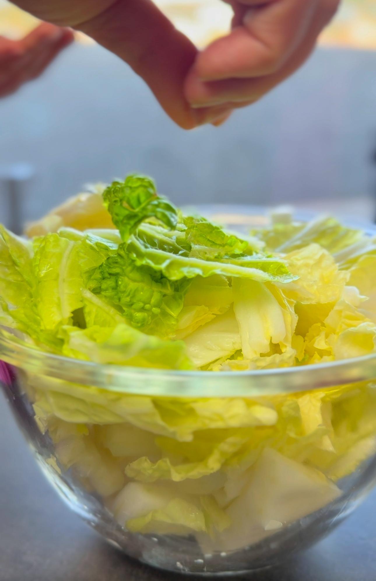 本日、常総ひかり本店で管内の白菜を使った「ツナと塩こんぶの無限白菜」をいただきました😋 採れたての白菜なので、シャキシャキして柔らかく、ツナと塩こんぶの旨みが相まって名前の通り、無限に食べれちゃう美味しさでした😆材料と作り方は下記に記載しました👇 誰