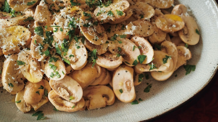 ２種のマッシュルームとアーモンドのサラダ