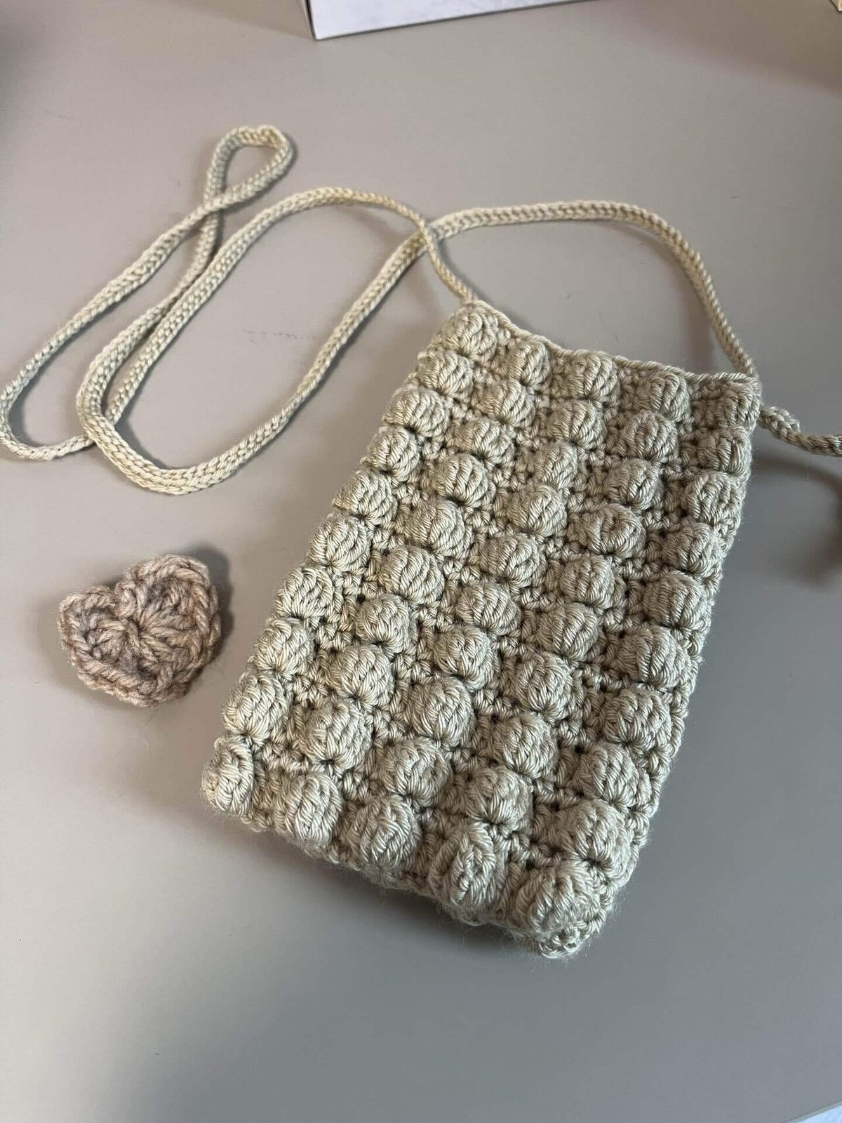 4枚のモチーフを使った手作りスマホケースの作り方