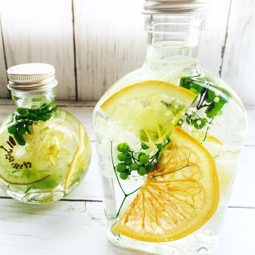 桃の果実のご紹介完熟の桃をまるごと一つ使った「桃の果実」。 果汁たっぷりの瑞々しい果実の中には、なめらかなカスタードクリームと生クリームを合わせたディプロマットクリームが詰まっています。桃のやさしい甘さと、クリームのコクが引き立て合う贅沢な一品です