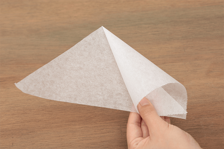 1本 ・マロンクリーム 適量 ・チョコペン 適量 orチョコレート コルネで作るチョコペン ①