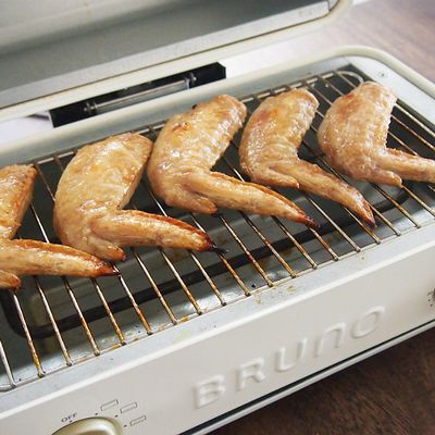 ᵕ̈𓎩 超かんたん ! 手羽中グリル🍖 トースターなので 放置しながら作れます🦥 魚焼きグリルでも◎💛 大人も一緒に食べられます🌼子ども用に甘辛くてりやき味にしていますが 個人的には醤油＋ニンニクだけで漬け込む味付けが好きです😋🌼 大人向け🍻ˎˊ˗ 食べる時はハサミ
