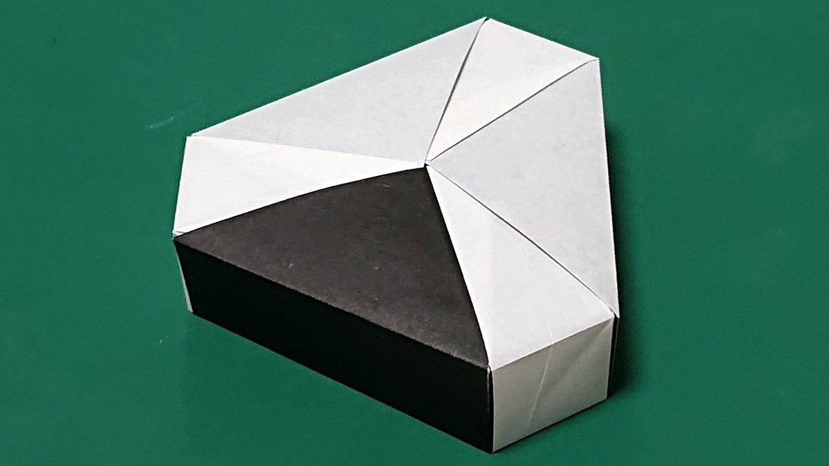 モアイ像 Moai statue 」 Designed & Folded : me ホイル紙 15cm×15cm From one sheet ofsquare paper すぐ出来るかなと思って作り始めたものの、絶妙か立体感が難しかった3、4枚目は精一杯の笑顔を見せるモアイくんです笑折り紙折り紙作品紙工作origami