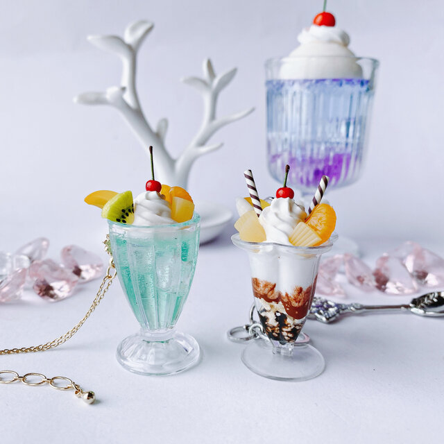 フルーツパフェのヘアクリップ スイーツデコ フェイクスイーツiichi 日々の暮らしを心地よくするハンドメイドやアンティークのマーケットプレイス