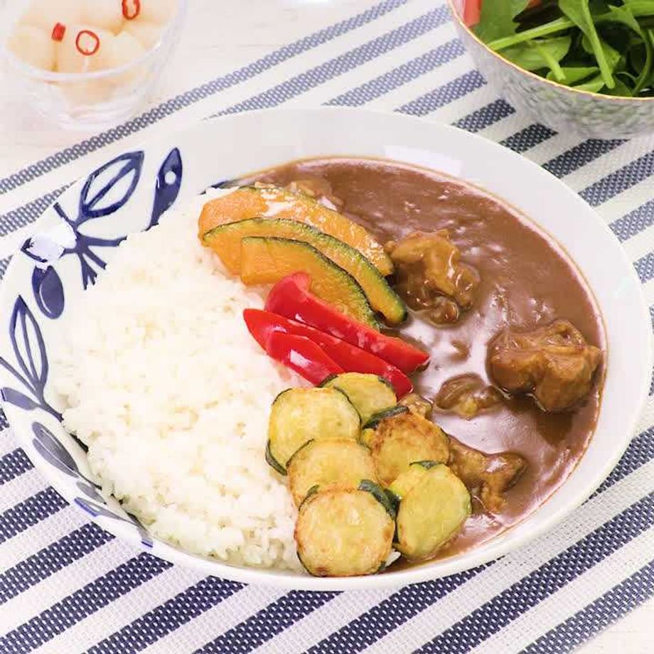 夏野菜ポークカレー🍛 トッピングにナス🍆ズッキーニ、パプリカ、ピーマン🫑 ベースはジャワカレー辛口。 面倒だけど玉ねぎ🧅はじっくりと炒めます。豚肉にあらかじめ生姜とニンニクをまぶして軽く炒めて、にんじんとじゃがいもといっしょに煮込みます。 じゃがいも🥔は