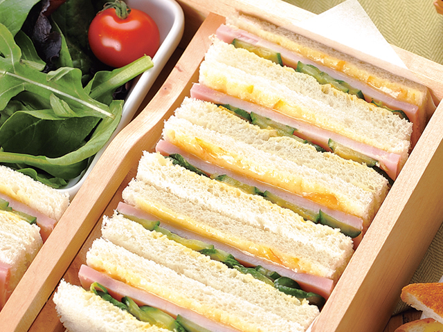 きゅうりに一工夫加えるだけで劇的にパリパリに いつもの「サンドイッチ」がランクアップする – Sirabee