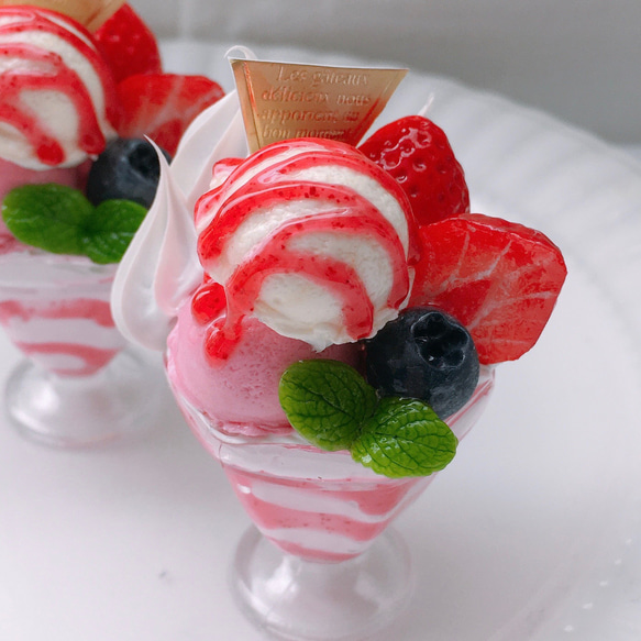 初登場！香る夏いちごパフェ＞SALON BAKE & TEAより旬の夏いちご、桃の新作パフェ2種が登場！大人気の「アフタヌーンティ」「スイーツビュッフェ」も桃づくしに。株式会社ジュンのプレスリリース