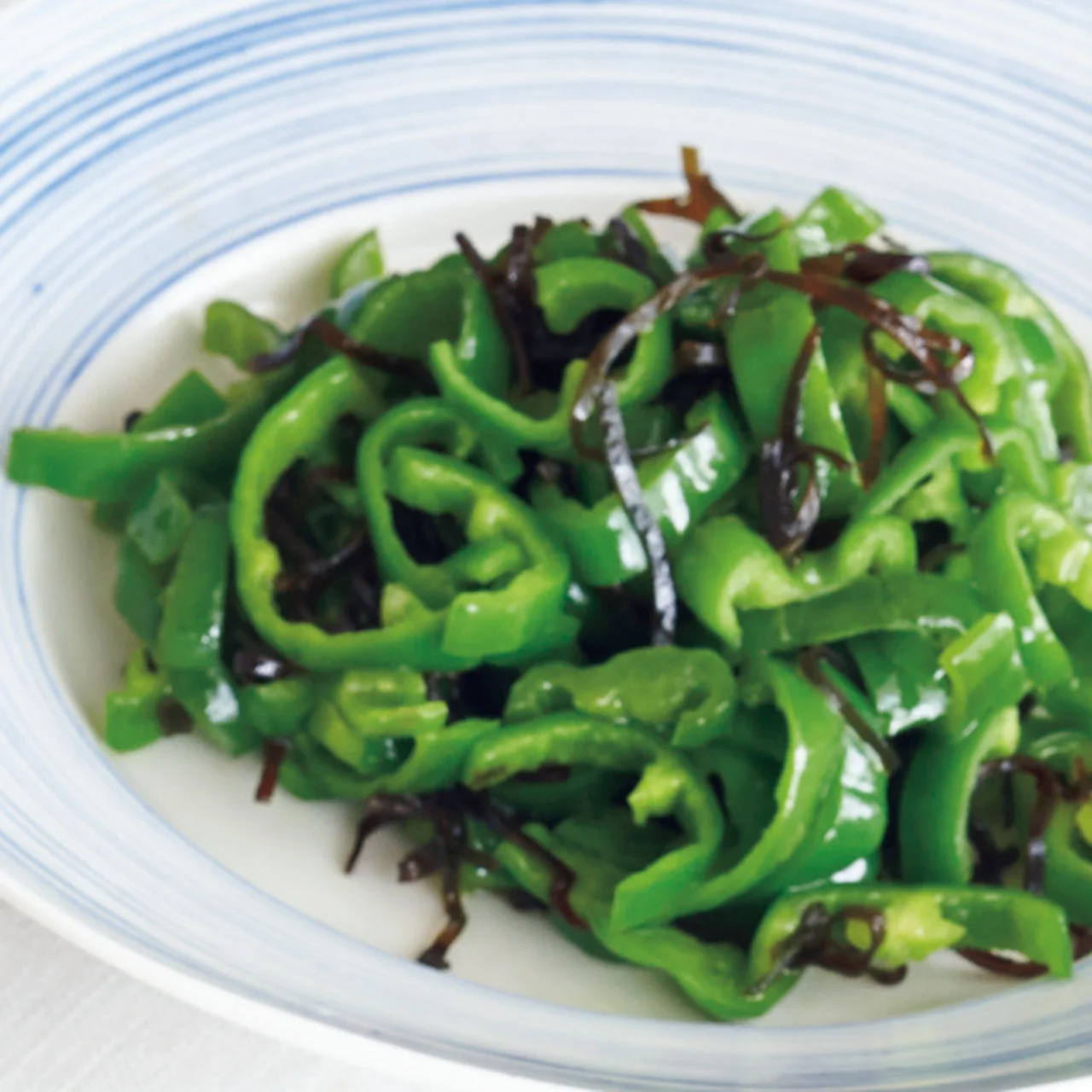 炊飯器」に“ピーマン丸ごと”と“ツナ缶”を入れて完成！絶品炊き込みご飯 ほったらかし飯