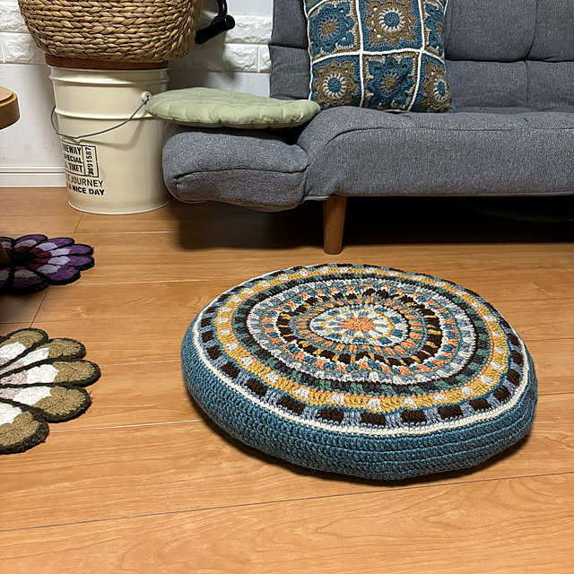 余り糸消費にも❤️ちょっとずつ作れるから楽しい☺️ポンポンマット