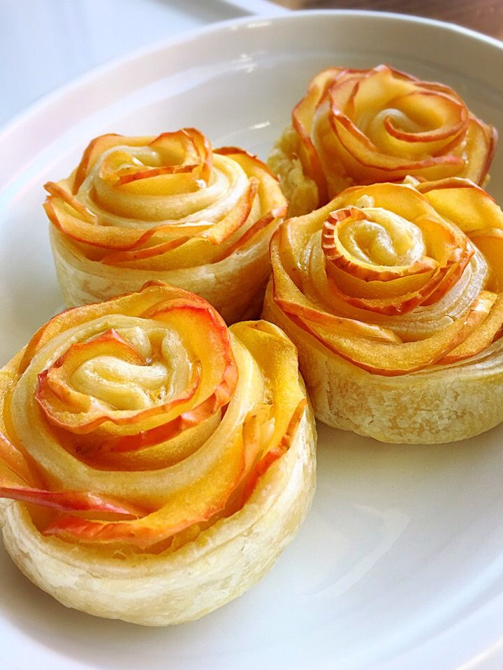 ホールで華やかな薔薇＊バラのアップルパイ