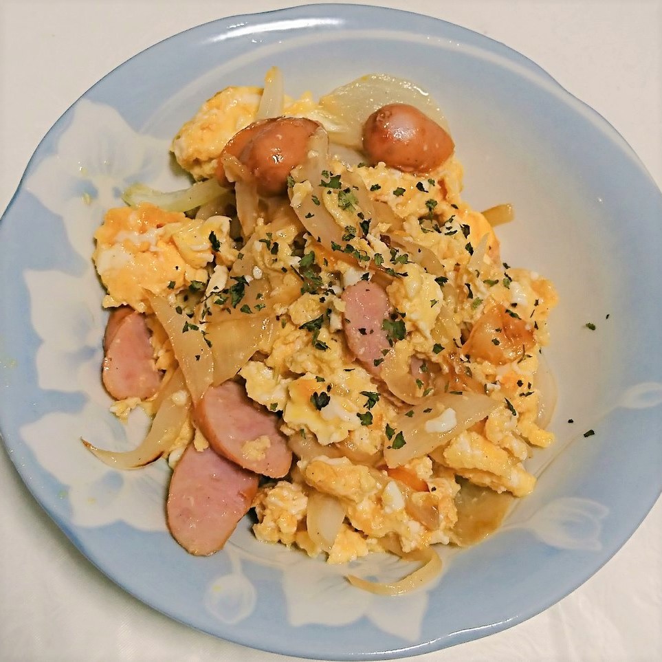 じゃが芋と玉ねぎとウインナーの卵炒め