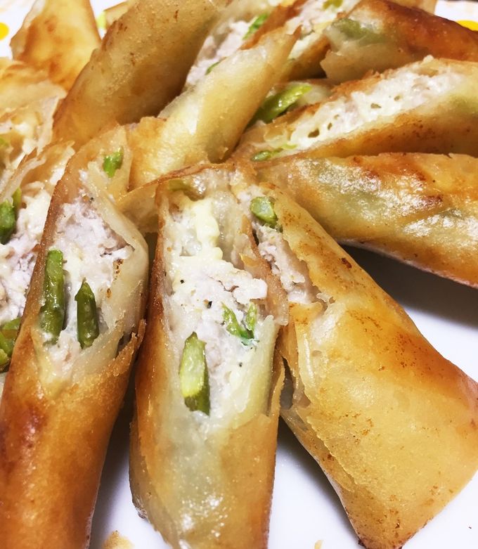 めちゃくちゃ簡単。ネギ豚チーズ春巻き ﻿ ﻿ 春巻きの皮に長ネギの薄切りをたっぷりと豚バラ少し、ピザ用チーズをのせ塩胡椒をふって巻いて揚げ焼きするだけ。﻿﻿ 中身の調理不要、生のままでOK。味付けも塩胡椒だけなんでめっちゃ簡単です。もう、巻くだけでできる