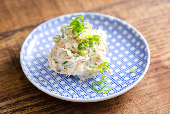 クリームチーズサラミ , おうち飲みのおつまみに！, .,材料 2人前, 北海道産クリームチーズ90g, サラミ 40g, 黒こしょう適量, バゲット適量, .,手順 , ＜下準備＞,・クリームチーズは少し柔らかくなるまで10分程常温に置く。, ①サラミはみじん切りにする。,