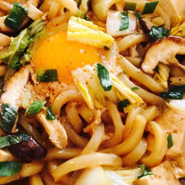 牛すき焼きうどん」 贅沢な牛すき焼きうどんを期間限定で提供いたします✨ 甘辛く仕上げたタレが牛肉、卵との相性抜群です！ ぜひご賞味ください😊かまどり kamadori 讃岐うどん 牛すきうどん 牛すき焼きうどん 焼鳥居酒屋 焼鳥 薬院 薬院高架下