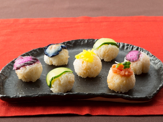 熱々ごはんをにぎるのは大変。, でもこれなら、簡単に丸いおにぎりがつくれます。, しかも強く握らないから、ふんわり美味しい仕上がりに。,クルクルクルクル回して作るおにぎり、子どもと一緒に楽しめます。,今朝ラジオでお話したおにぎりの作り方を動画で解説してみました ,おにぎり丸おにぎりonigiri