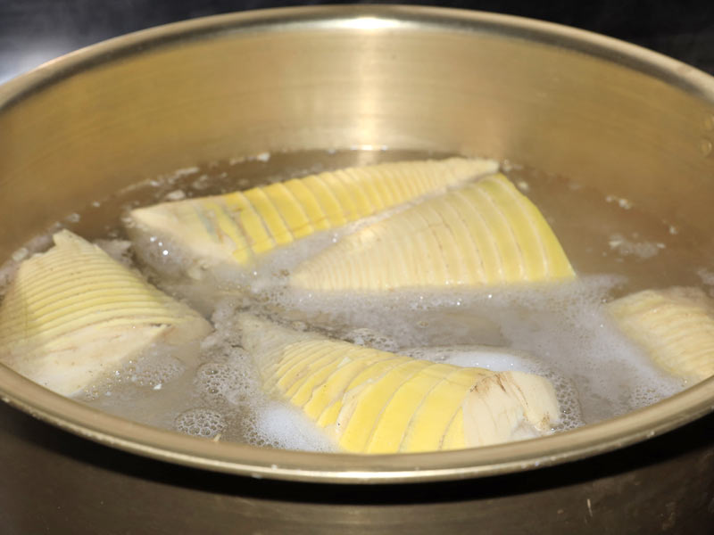 たけのこを茹でるときに、ぬかの代わりに生米を使うとおかゆができると聞いて試してみたら、あまりに素晴らしくておったまげた話※2021年4月12日追記ありお粥研究家 鈴木かゆ