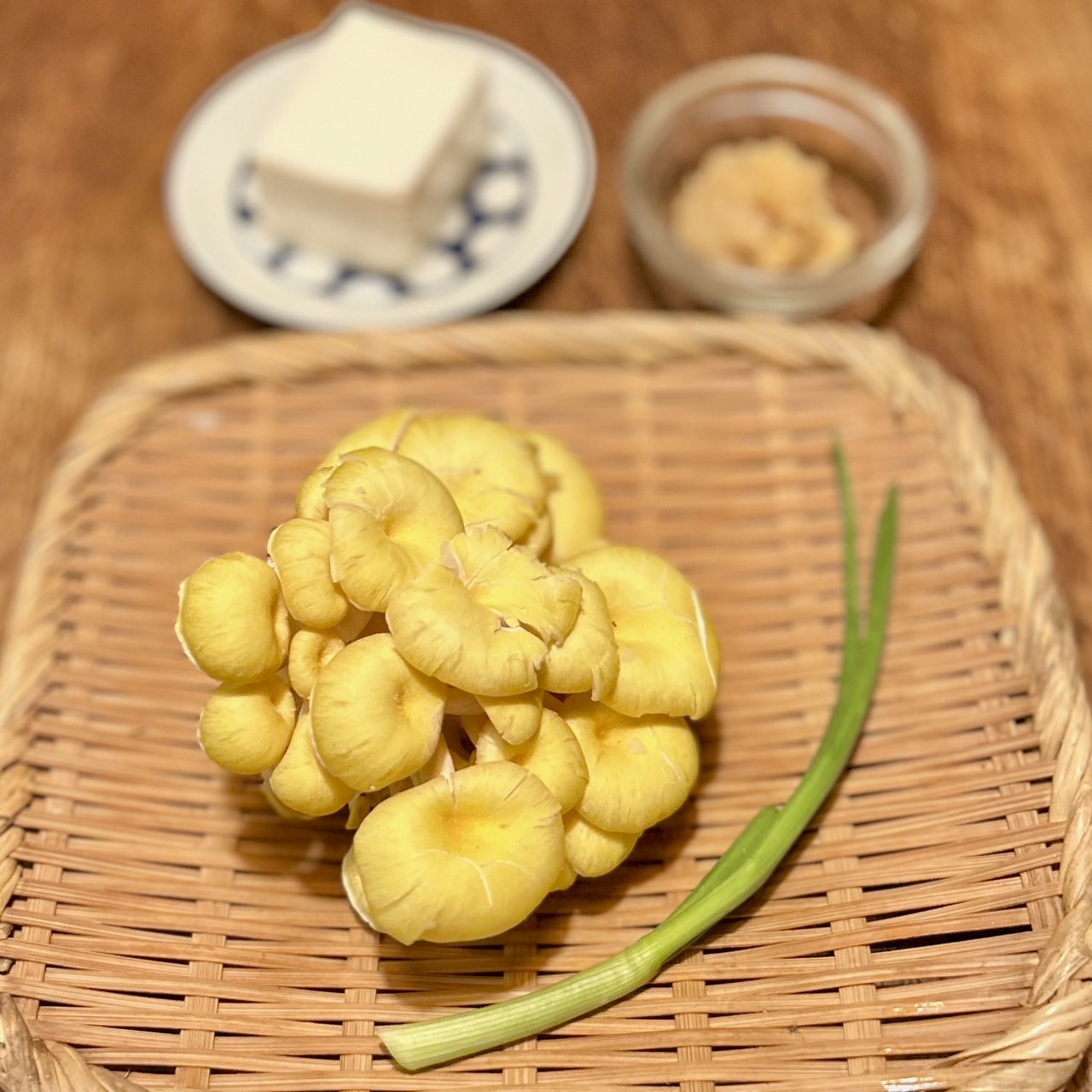 玉葱とたもぎ茸のお味噌汁