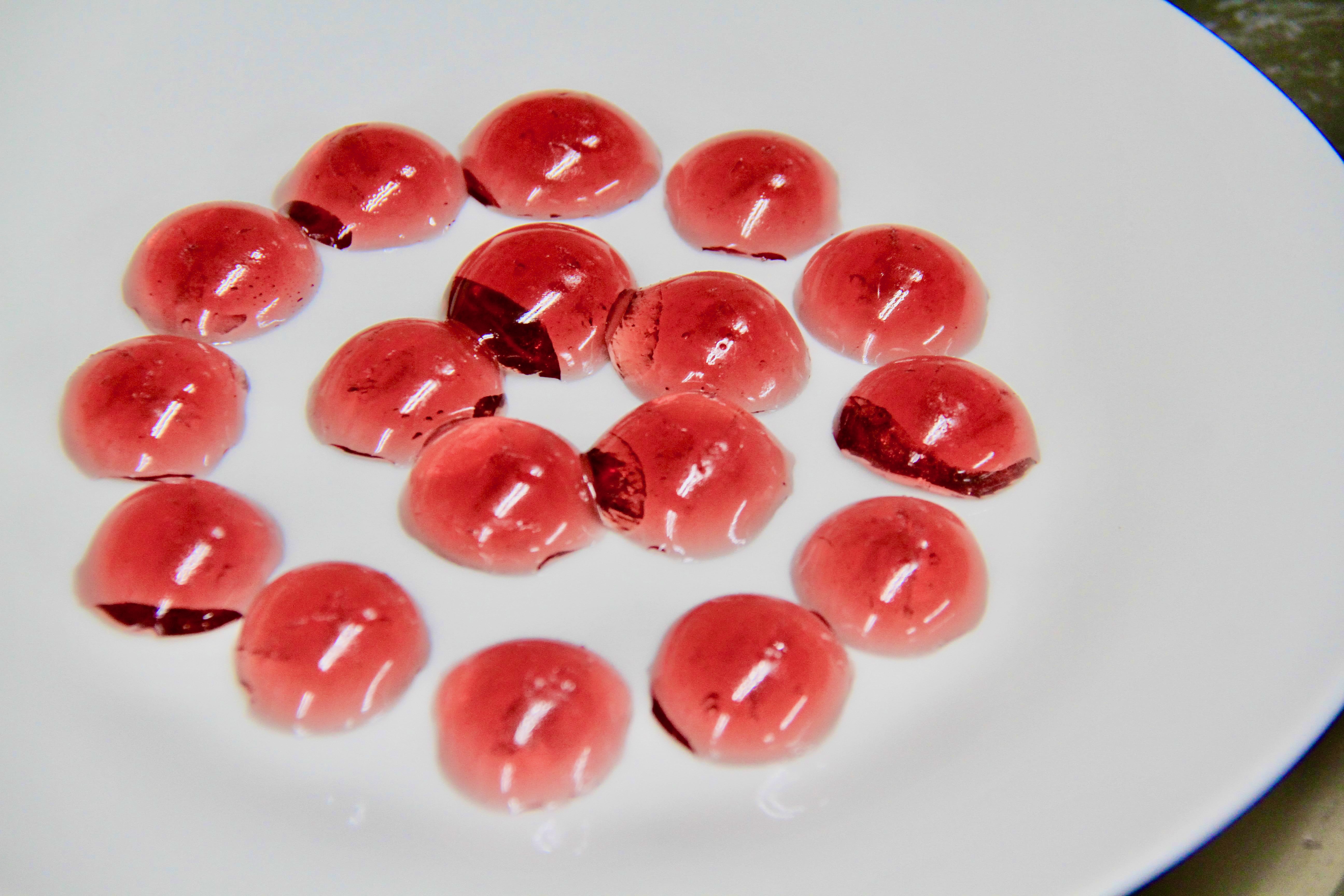 果汁100%いちごグミ, ↓他にもレシピいっぱい, @kitchen_kanakana , かな 毎日おうちカフェです☕️,これが正真正銘の果汁100%いちごグミです😆, 当たり前だけど、いちご感半端ない✨✨✨, 〜〜〜〜〜〜〜〜〜〜〜〜,材料 , 粉ゼラチン 15g, 水65g, いちご160g, グラニュー糖50g, レモン汁大1, 〜〜〜〜〜〜〜〜〜〜〜〜〜〜〜,