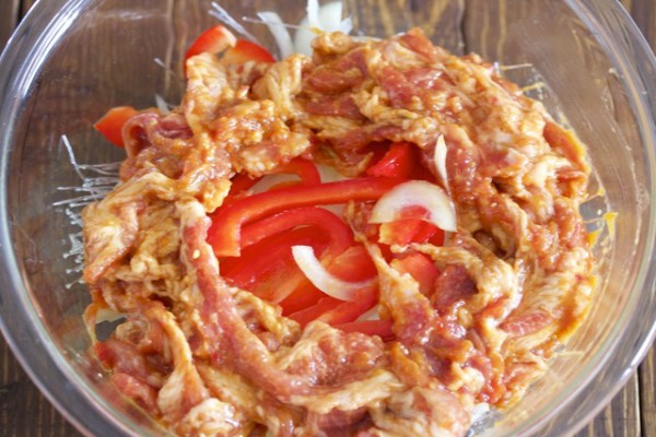 ワンパン 豚こまと舞茸のチャプチェ＊包丁まな板いらず