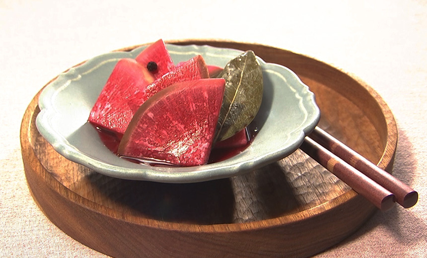 おうちで中華 - 涼拌紅芯蘿蔔皮 紅芯大根の皮の冷菜 酒徒 しゅと -「あたらしい家中華」＆「中華満腹大航海」