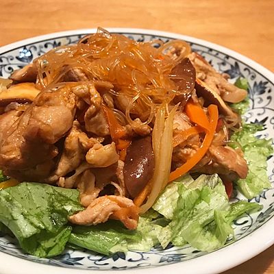 フライパン１つで 豚こまのチャプチェ温玉のせ