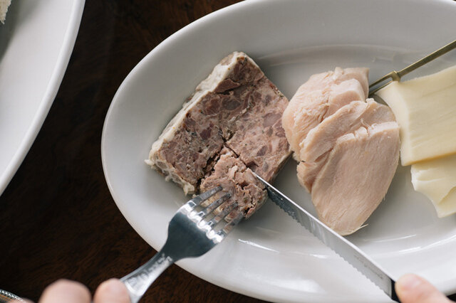 レバーパテのおすすめ食べ方🍴 パンにそのまま乗せて十分美味しいレバーパテですが、 スタッフのおすすめはバター🧈ちょこっと削って上に乗っけると最高です👍 普通なバターでも、パテ屋では発酵バターを販売しております🐮 レバーパテと共に50年 水曜日〜土曜日11時