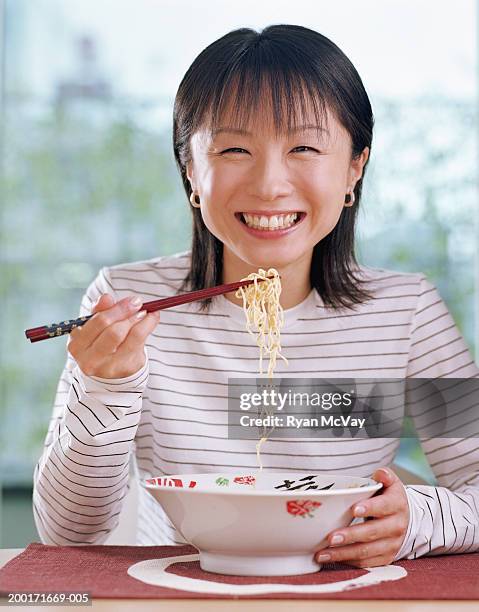 ラーメンを食べる女性客 写真素材6727671- フォトライブラリ