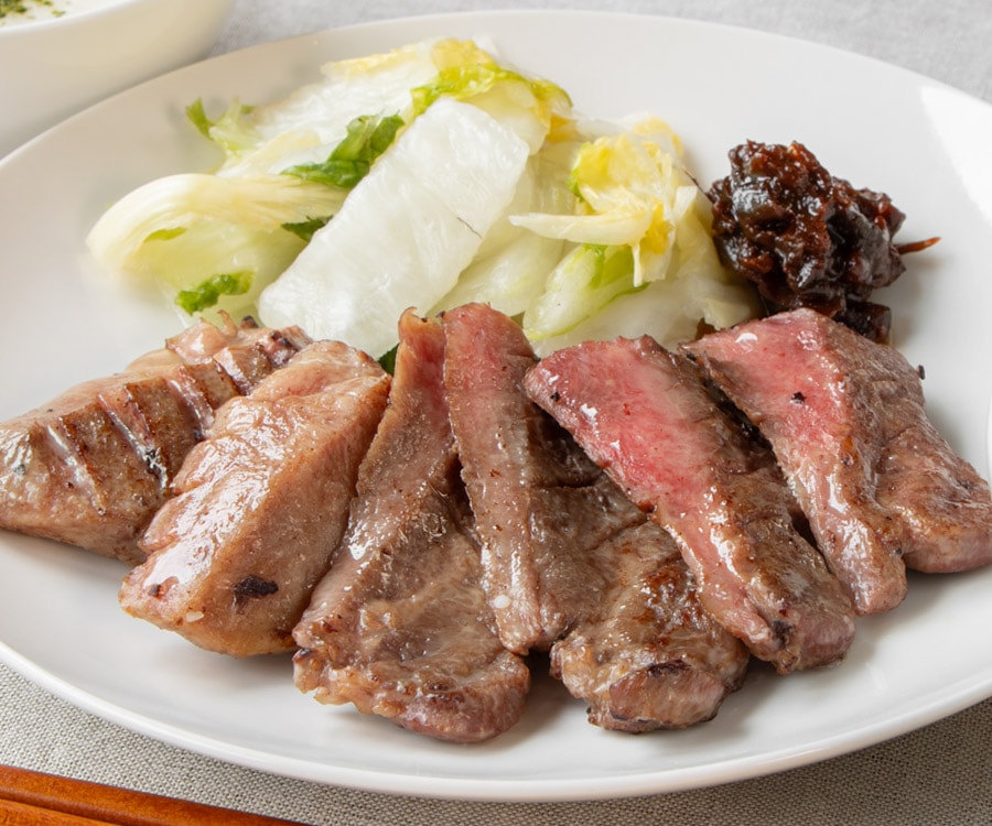 牛タンとろろ麦めし御膳 なんか無性に牛タン麦とろごはんが食べたくて スーパーで国産のやつがあったから購入して定食で。 牛タン定食と言えば都内で複数店舗を構えている「ねぎし」が凄く有名で一回行ったことあるけど しかし何と言っても更に上を行くのは 創業1929年