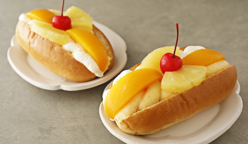 手作りコッペパンでホットドッグの朝ごはん ＊チーズホットドッグ ＊ゆで卵 ＊グリーンサラダ ＊みかん ＊さつまいもプリン ＊コーヒー コッペパンを焼いたので 塩もみしてクミンと粒マスタードをあえたキャベツ、 ソテーした長いウインナー、 溶かしたチーズをのせ