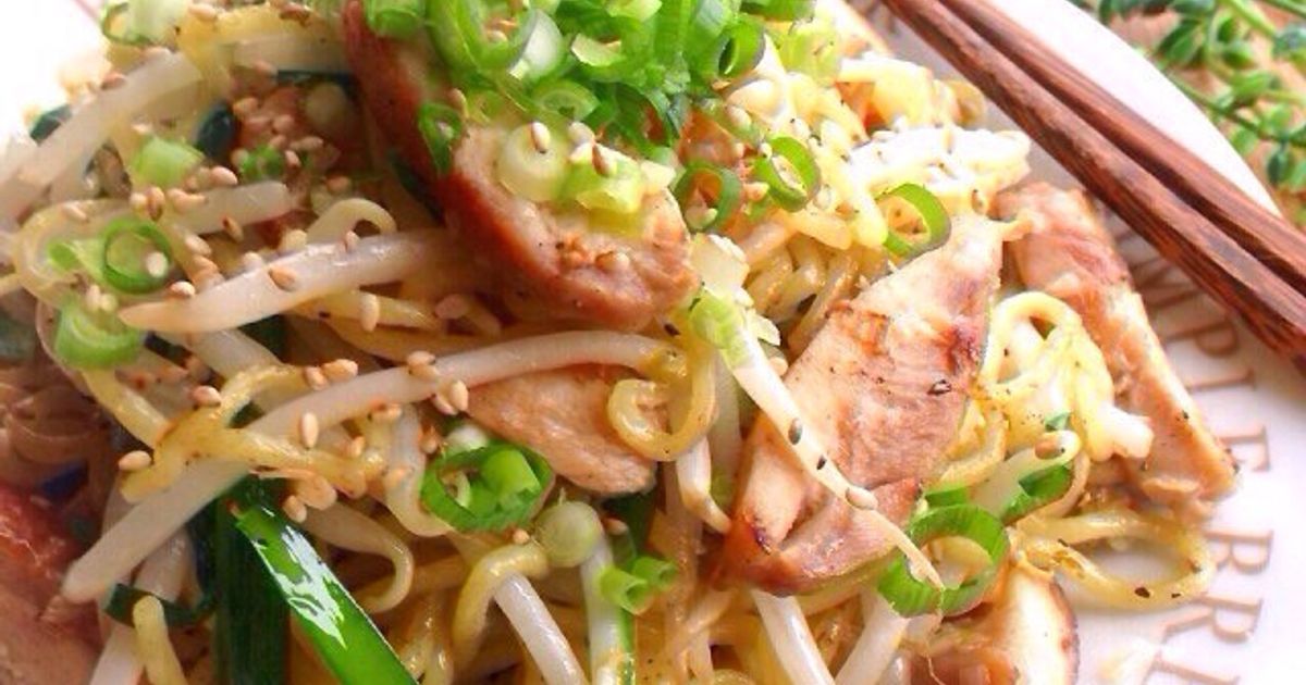 鶏肉と葱、シンプルだけど スモーキーな塩焼きそば ⁡ by @tomoky_take ⁡ 材料は キタノセレクション焼そば塩味、 白ねぎ、宮崎の赤鶏炭火焼、いぶりがっこのタルタルソース 京の柚子七味、黒胡椒 ⁡ レシピ詳細は北野エースの アンバサダーレシピとして HPにてご紹介して