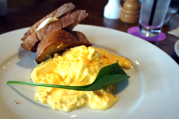 レストランでやっている！知ってるだけで得する本当の「スクランブルエッグの作り方」を習ってみた！ - YouTube