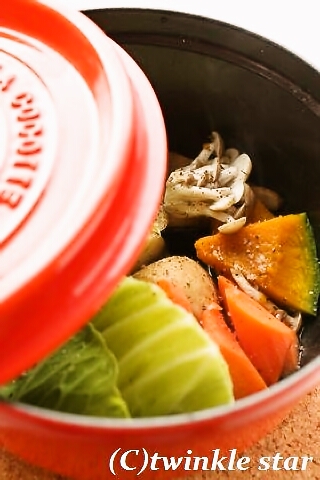 橋本 彩料理家野菜が足りない日につくるフライパン蒸し野菜 ラクラクつくれる温野菜サラダです！ 野菜をクッキングシートにのせて、水が直接触れないようにするだけで べちょっとしないのにしっとりやわらかく ムラにならず、上手に蒸せます◎ ※アルミホイル