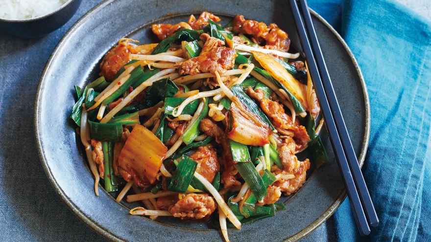 ご飯がススム！豚キムチの作り方。韓国の人気レシピからアレンジ＋献立カライチ