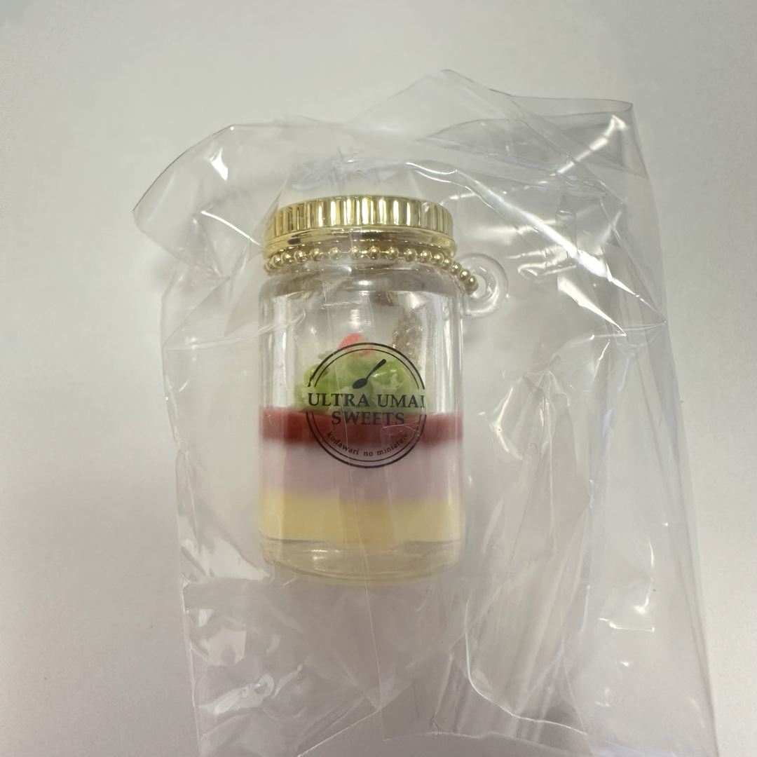 ウルトラニュープランニングさんのガチャガチャ 『ウルカプキッチンシリーズ ボトルスイーツ』 SNSで人気！クリームやスポンジの層がかわいい瓶入りスイーツのミニチュアです。8月9日発売予定です。ガチャガチャカプセルトイウルカプキッチンシリーズ