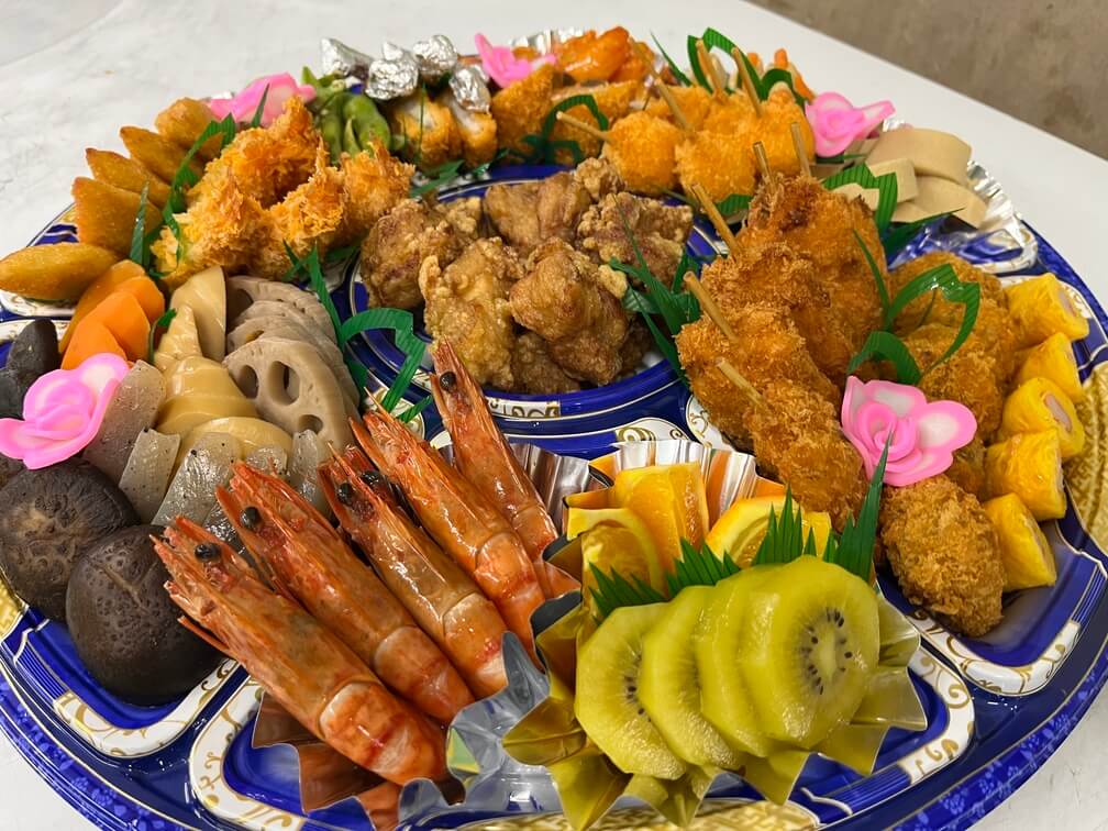 お盆最終日？オードブルを作りました！💁‍♂️ 今日作ってみて、おにぎりと一緒に食べるこんな感じのオードブルあったらいいなと思いました。🐟 近々一台 税込¥6,500。佐賀おにぎりや佐賀テイクアウト佐賀新店唐津グルメおにぎりや唐津ランチテイクアウト