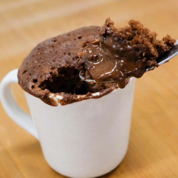 簡単・レンジで作るお一人様おやつ・とろ~りチョコと熱々バナナのマグカップケーキ