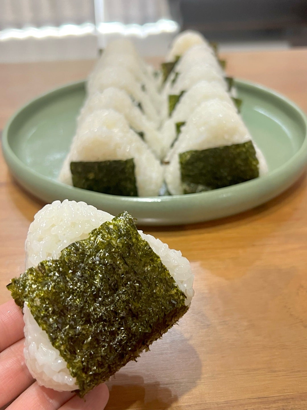 今週は週末におにぎりを大量生産して、冷凍させておきました🧊 おにぎりを解凍して、あとはウインナーや晩ご飯の余り物を入れるだけでサマになる🥹💞普段、自分しか弁当いらないので、面倒くさくて、白米にウインナーをどーん！みたいな弁当にすることもあった私 😂週末