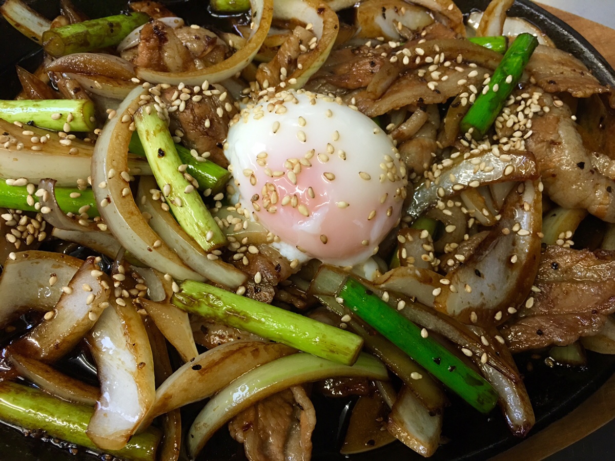 力がほしい時に、豚スタミナ炒めにんにくの香りが立ち上がる瞬間から、食欲を一気に刺激する一皿。 豚肉に特製ダレを絡めて炒めたら、ガツンとした旨みが広がります。シンプルだけど、“今日はしっかり食べたい”という日に選ばれる存在。 お酒のお供にも、ご飯のおかず