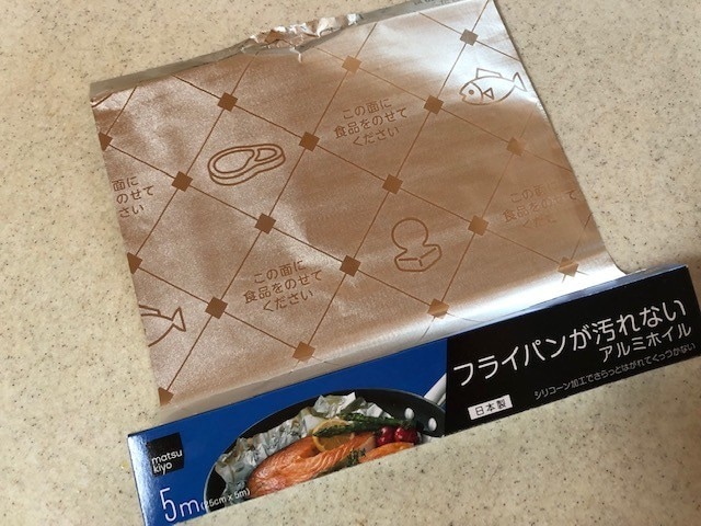 82円で安い！魚がくっつかずにキレイに焼ける「業務スーパー」で見つけたフライパン用アルミホイル 本日のお気に入りkufura クフラ 小学館公式
