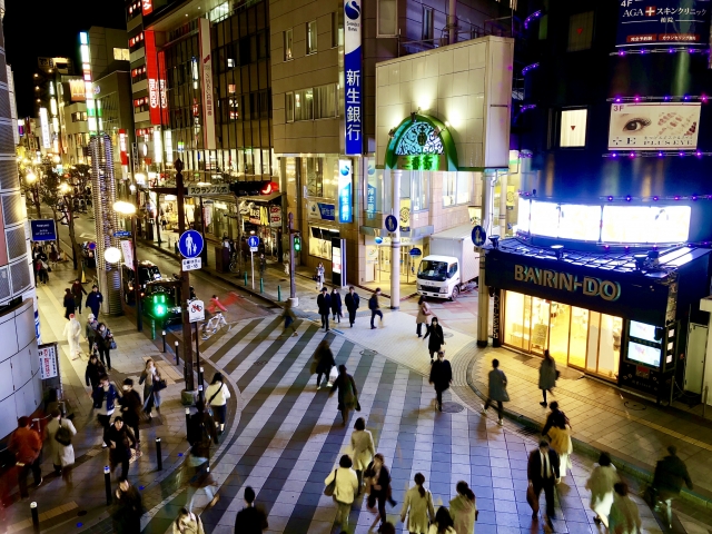 営業終了後の可愛い美少女たちとスタッフの情景