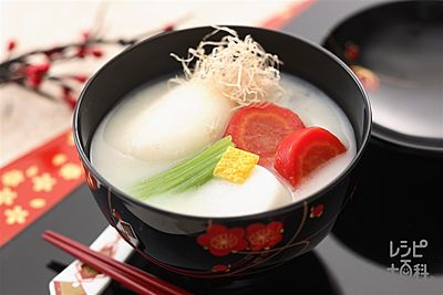 親愛なる皆さん ~明けましておめでとうございます😃僕は正統派名古屋雑煮を食べました。名古屋の雑煮 は質素倹約なので、具は餅菜だけです。味付けは和食の基本出汁に溜まり醤油ですね♪味の素もお忘れなく！名古屋人はケチなんです。いいんですもう、、Facebook