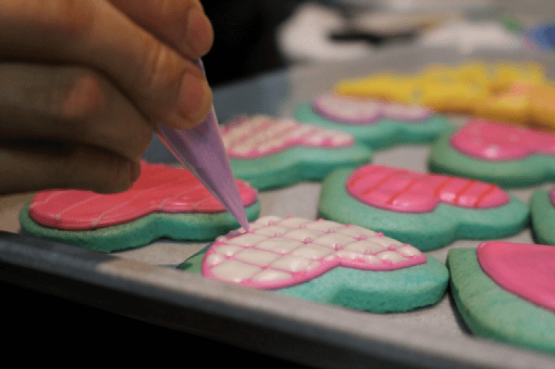 ウィークエンドシトロンを焼きました🍋,今回はクリスティアンを作って、デコレーションしました。美味しくてとても甘いので、レモンのアイシングは控えめにしました。,クリスティアンはデコレーションはもちろん、そのまま食べても、紅茶に入れても美味しいのでおススメです。グラニュー糖はかなり使うのでレモンの大きさで調整して下さい。,クリスティアン , ・材料, レモン1 2 塩でこすり洗い ,