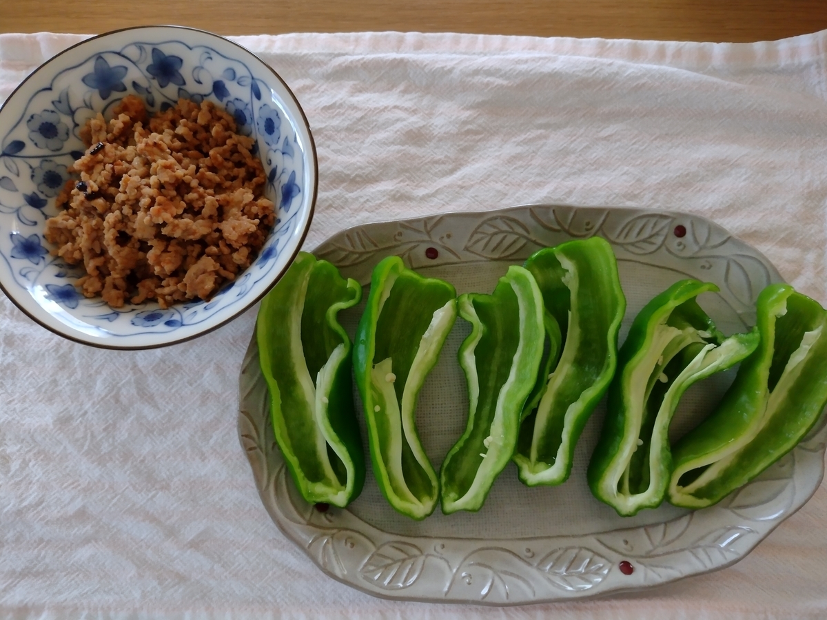生ピーマンの肉味噌添え