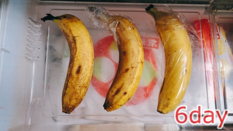 黒い部分に腐敗する不健康な食べ物、バナナは、体に良くない毒素を含んでいます写真素材2358162037Shutterstock