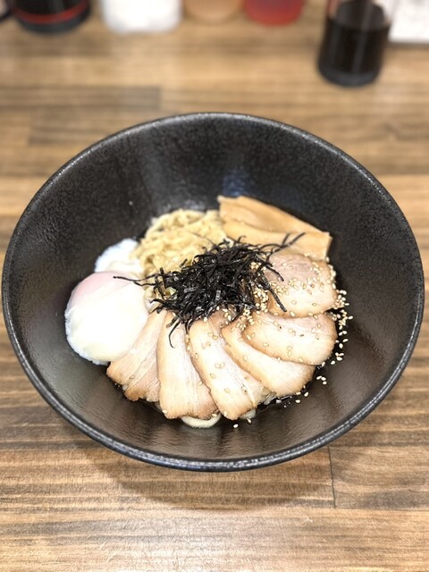 兵庫県神戸市中央区元町通１丁目８−１５ 元一ビル 1F辺りにリニューアル?した油そば大革命神戸総本店で油そば全部入り麺大盛りを頂きました。辛みそとか刻みニンニクはおいてなかったですが油が体に染みる感じでとても美味しかったです😋グルメ油そば油そば大革命