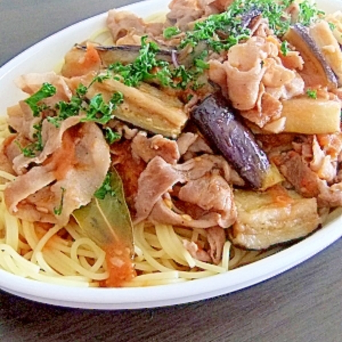 食べ応えあり!ナスと豚肉のバジルトマトパスタ