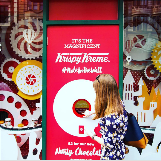 クリスピー・クリーム・ドーナツのクリスマス、4年ぶり“キャラメルのトナカイ”やサンタの限定ドーナツ - ファッションプレス