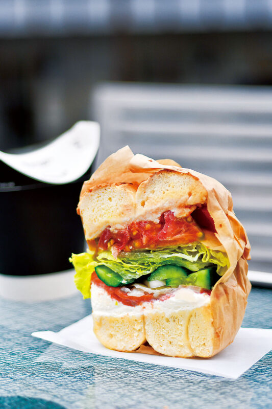 おはようございます！ し〜くんのベーグル屋さん本店です！ 本日も10時からオープンしております！ さて、今日から本店とマルイ店で発売開始のNEW ベーグルサンドのご紹介です！🎉 「BLTベーグルサンド」 ベーコン、レタス、トマトのはいったボリューミーなサンド と