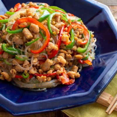 鶏もも肉とパプリカのガパオ風炒めナンプラーがきいたエスニック味の炒めもの